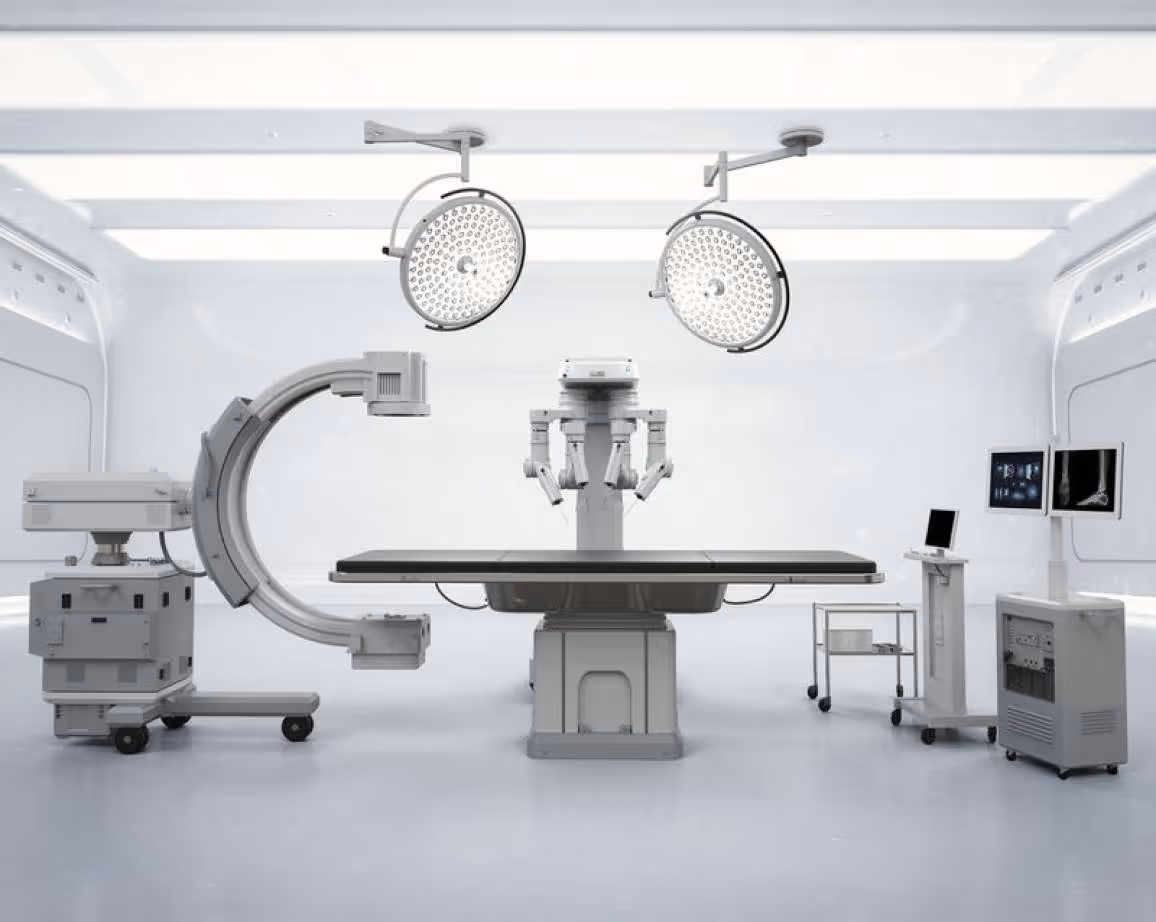 Phòng mổ công nghệ cao với bàn phẫu thuật robot, đèn mổ, thiết bị hình ảnh và màn hình X-quang.