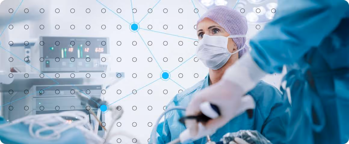 Nữ bác sĩ phẫu thuật mặc trang phục vô khuẩn đang chuẩn bị hoặc thực hiện thủ thuật trong phòng mổ.