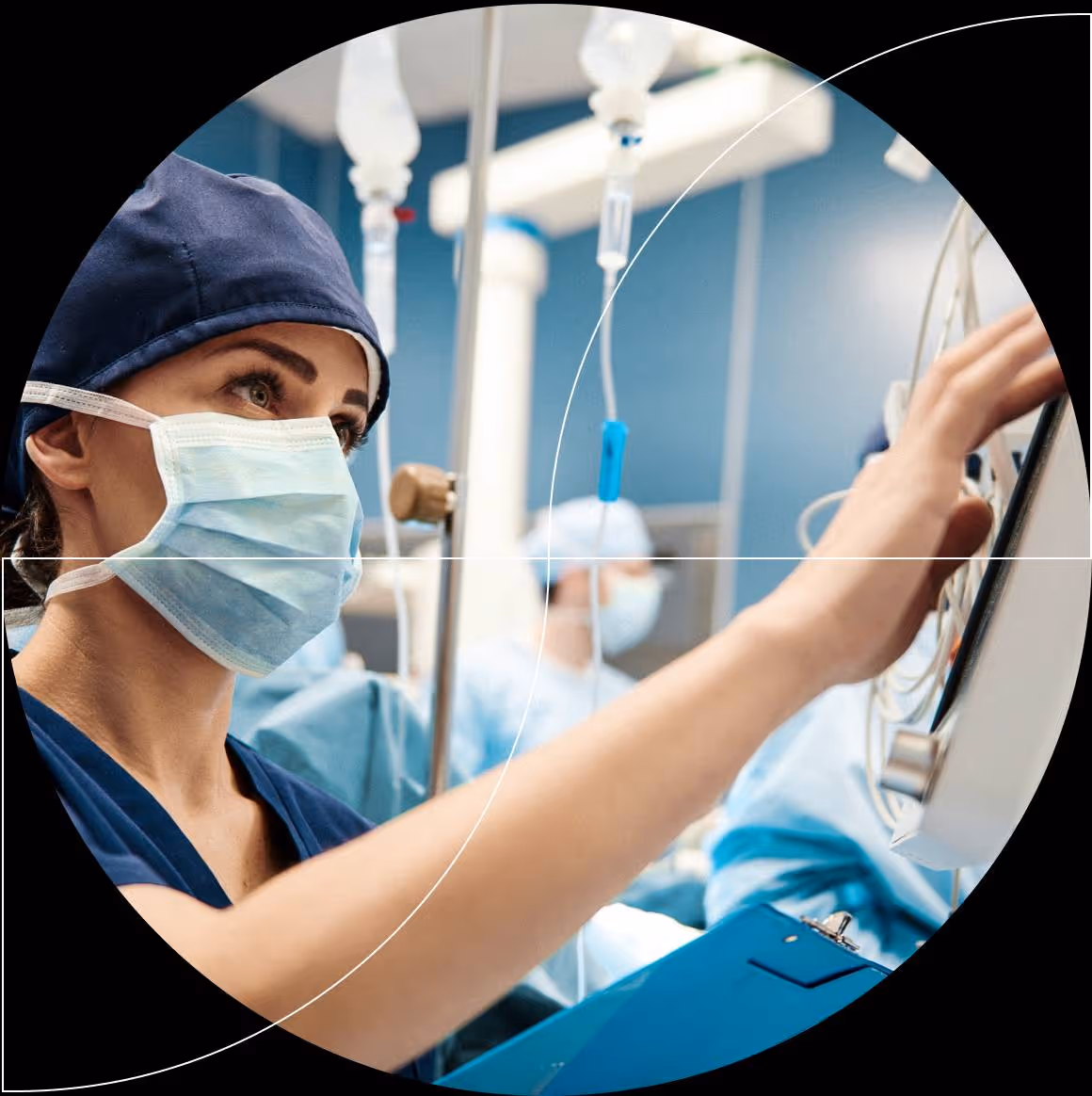 Nữ nhân viên y tế đeo khẩu trang và mũ phẫu thuật đang điều chỉnh màn hình y tế.