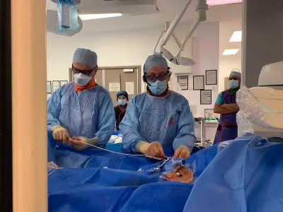 Hình minh họa cho Ca tim mạch mang tính bước ngoặt cứu sống một người London nhờ thực tế tăng cường và…
